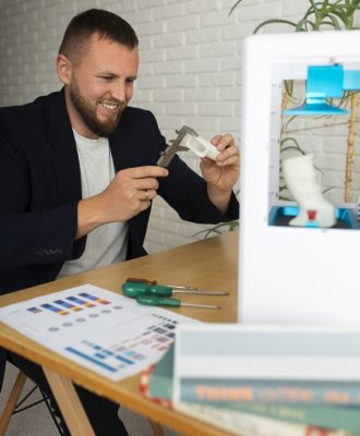 lifestyle-designer-using-3d-printer